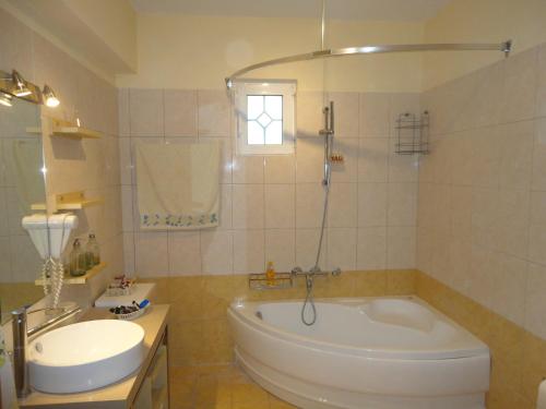 Ванна кімната в Villa Elpida
