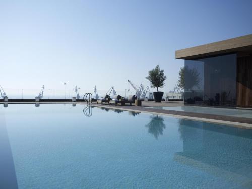 Piscina de la sau aproape de The Met Hotel Thessaloniki, a Member of Design Hotels