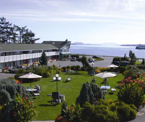 The Cedarwood Inn & Suites