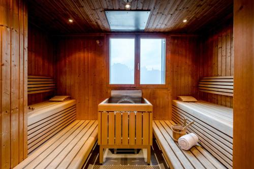 a sauna with a sink and a window in it at IMLAUER HOTEL PITTER Salzburg in Salzburg