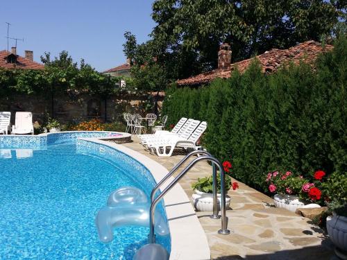 una piscina con un tobogán de agua en un patio en Guest House Epochs since 1871 en Lyaskovets