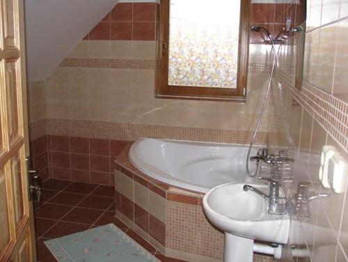 ein Badezimmer mit einem Waschbecken und einer Badewanne in der Unterkunft Iva ubytovanie in Liptovský Mikuláš