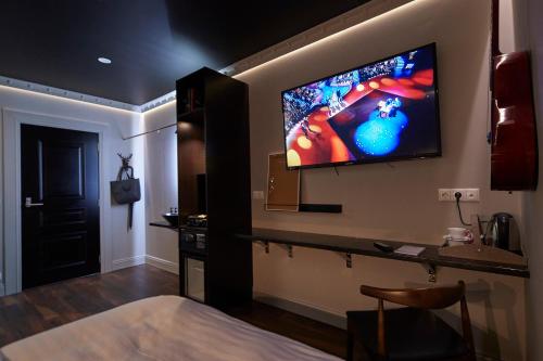a room with a flat screen tv on a wall at Hotel Akureyri Dynheimar in Akureyri