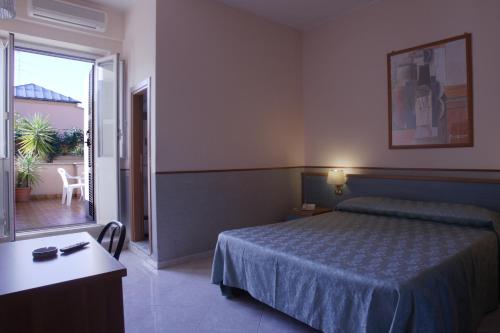 Säng eller sängar i ett rum på Hotel Lazzari
