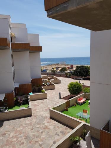 Blick auf ein Resort mit dem Meer im Hintergrund in der Unterkunft Residencial Los Martines in El Médano