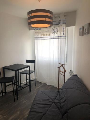 - un salon avec une table, une table et des chaises dans l'établissement Résidence Le Club, à Saint-Jean-de-Monts