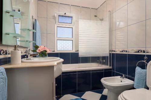 une salle de bain avec un lavabo, des toilettes et une baignoire dans l'établissement Villa Neto, à Calheta