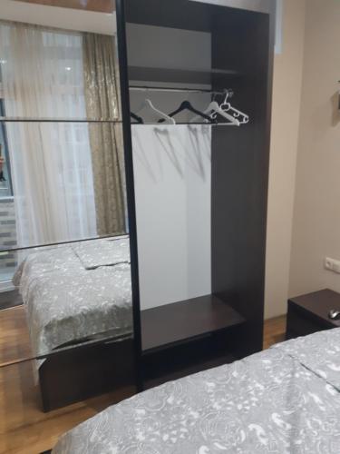 Un pat sau paturi într-o cameră la МАТЕ Apartment