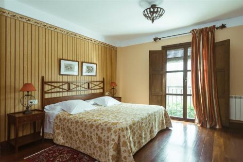 a bedroom with a bed and a window at El Tiempo Recobrado - Hotel de relax en El Bierzo in Villamartín de la Abadía
