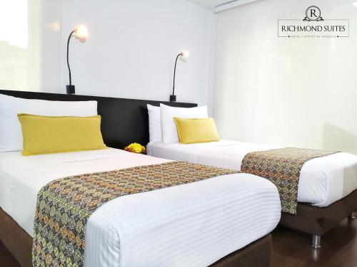 Postel nebo postele na pokoji v ubytování Richmond Suites Hotel