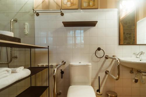 La salle de bains est pourvue de toilettes et d'un lavabo. dans l'établissement El Tiempo Recobrado - Hotel de silencio y relax, à Villamartín de la Abadía