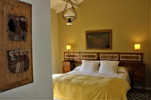 1 dormitorio con 1 cama y una foto en la pared en Casa Retama Boutique en Sierra de la Ventana