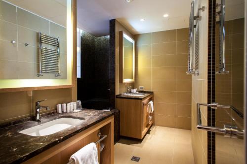 a bathroom with a sink and a shower at Marina Place Resort in Genoa
