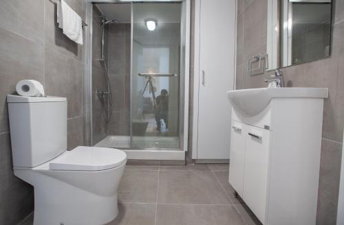 uma casa de banho com um WC, um lavatório e um chuveiro em Rio Luxury Apartment em Agia Napa
