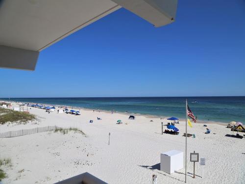 - une vue sur la plage et l'océan dans l'établissement Harbor House B4 Condo, à Gulf Shores