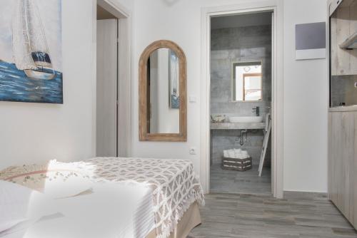Un pat sau paturi într-o cameră la Meltemi luxury apartments