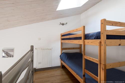 サン・マルタン・ド・レにあるAppartement Vaubanのベッドルーム1室(二段ベッド2台、階段付)