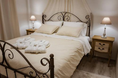 ein Schlafzimmer mit einem großen Bett mit Handtüchern darauf in der Unterkunft Country Chic in Ioannina city center in Ioannina