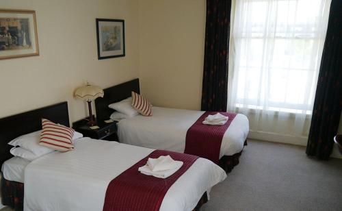 Katil atau katil-katil dalam bilik di The White Hart Hotel