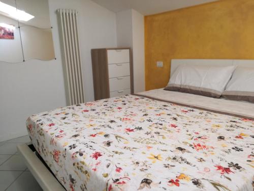 a bedroom with a large bed with flowers on it at Nel blu dipinto di blu in Porto Recanati