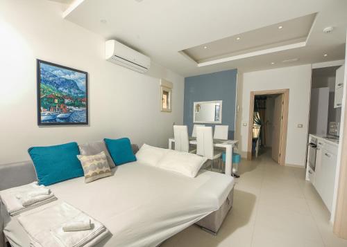 Łóżko lub łóżka w pokoju w obiekcie Sea Point Apart hotel Tivat