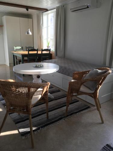 トーシュビューにあるTorpgårdenのリビングルーム(ベッド1台、テーブル、椅子付)