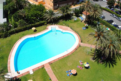 an overhead view of a large swimming pool in a park at Apartamentos La Roca Rentals in Torremolinos