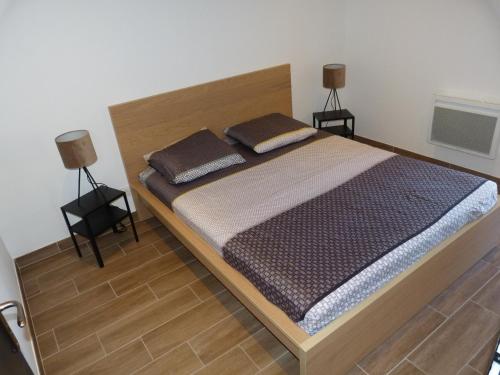 เตียงในห้องที่ Les Lodges - Villa avec spa privatif