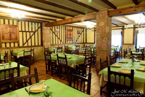 A restaurant or other place to eat at Hostal Restaurante El Final