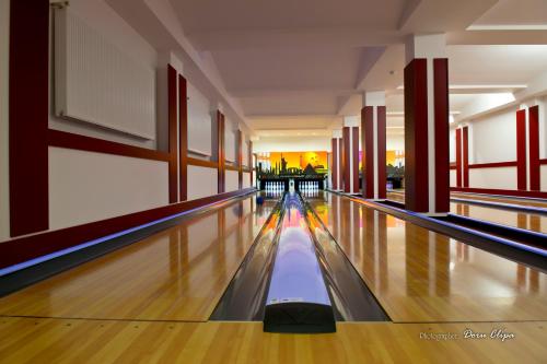 an empty bowling alley in a building at Complex Turistic Bucovina in Suceviţa