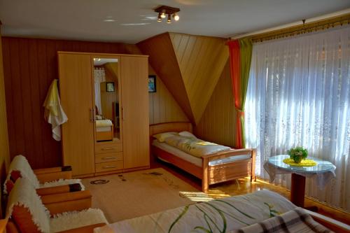 sypialnia z łóżkiem i lustrem w pokoju w obiekcie Apartament Anna w Zakopanem