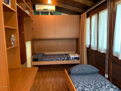 Cette petite chambre comprend 2 lits et des placards en bois. dans l'établissement Casa di Antonello, à Cosenza