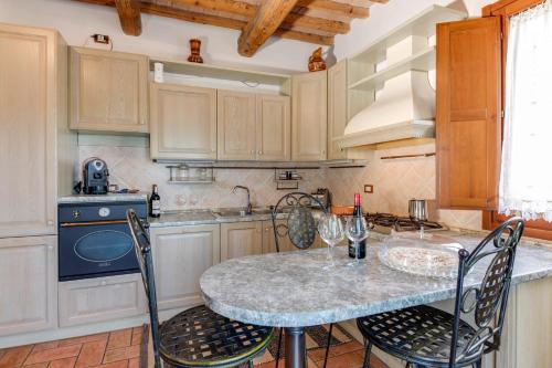 uma cozinha com uma mesa com cadeiras e um balcão em La Vecchia Stazione Ravenna em Ravenna