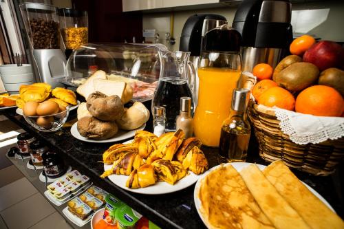 una tavola ricoperta di piatti di cibo e frutta di Dukes Corner Guest House a Porto