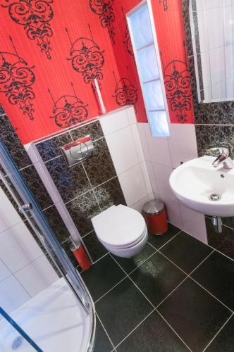 a bathroom with a toilet and a sink at Pokoje Gościnne u Eweliny in Bogatynia