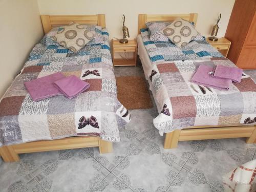 two beds sitting next to each other in a room at Pokoje gościnne Zenon Nogal in Świnoujście