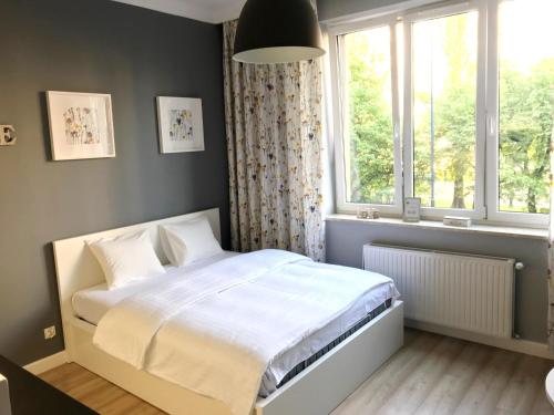 - une chambre avec un grand lit et une fenêtre dans l'établissement Apartment II GrayFor2 Old Town Kraków, à Cracovie