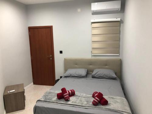 una camera da letto con un letto con cuscini rossi di 27A a Marsalforn