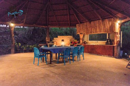 une table bleue et des chaises dans un pavillon dans l'établissement Hostal y Cabañas Aorangi, à Hanga Roa