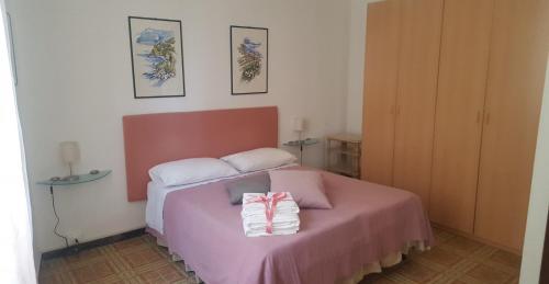 una camera con un letto con due cuscini sopra di IL TORRETTO a La Spezia