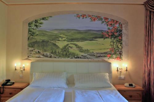 Säng eller sängar i ett rum på Historisches Landhotel Studentenmuehle