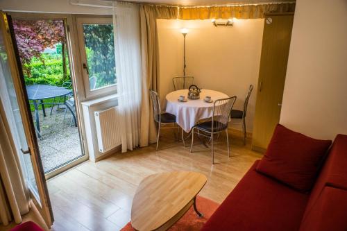 - un salon avec une table et un canapé dans l'établissement Apartments and Rooms Villa Vive, à Bled