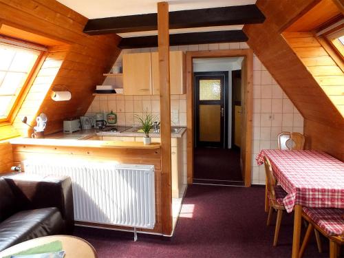 una camera con cucina e sala da pranzo di Ferienwohnungen Schrot a Bad Schandau