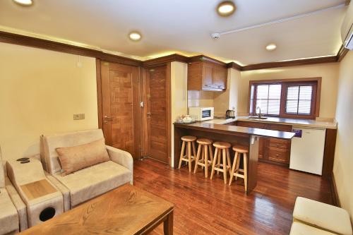 a living room with a couch and a kitchen at Kumluk Konak Hotel in Istanbul