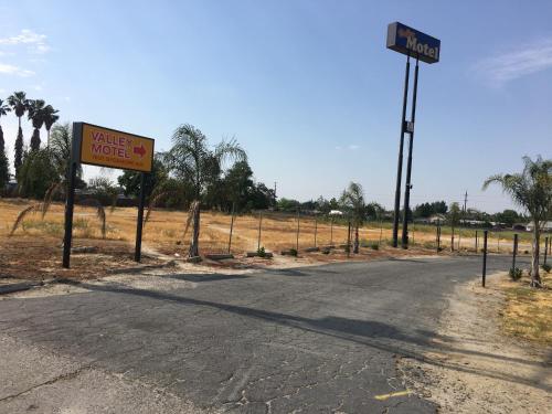 an empty street with a motel sign on the side of the road at Valley Motel in Atwater
