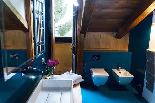 een blauwe badkamer met een toilet en een wastafel bij Villa Di Natale in Pagani