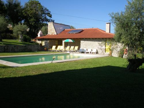 a house with a swimming pool in a yard at Eido Da Portela - Casa De Campo in Carregadouro