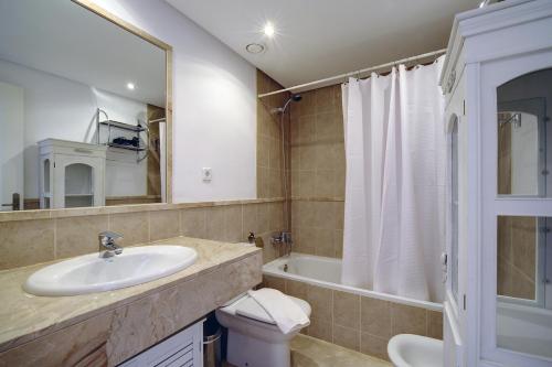 a bathroom with a sink and a toilet and a shower at Apartamento Costa Galera DUPLEX PENTHOUSE in Estepona