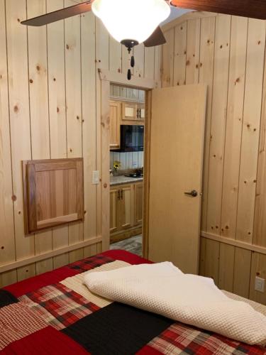 Kuchyň nebo kuchyňský kout v ubytování Rockerville Lodge & Cabins
