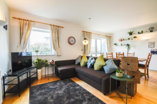 Dukes Riverside Penthouse, with Castle views, Balcony and Parking